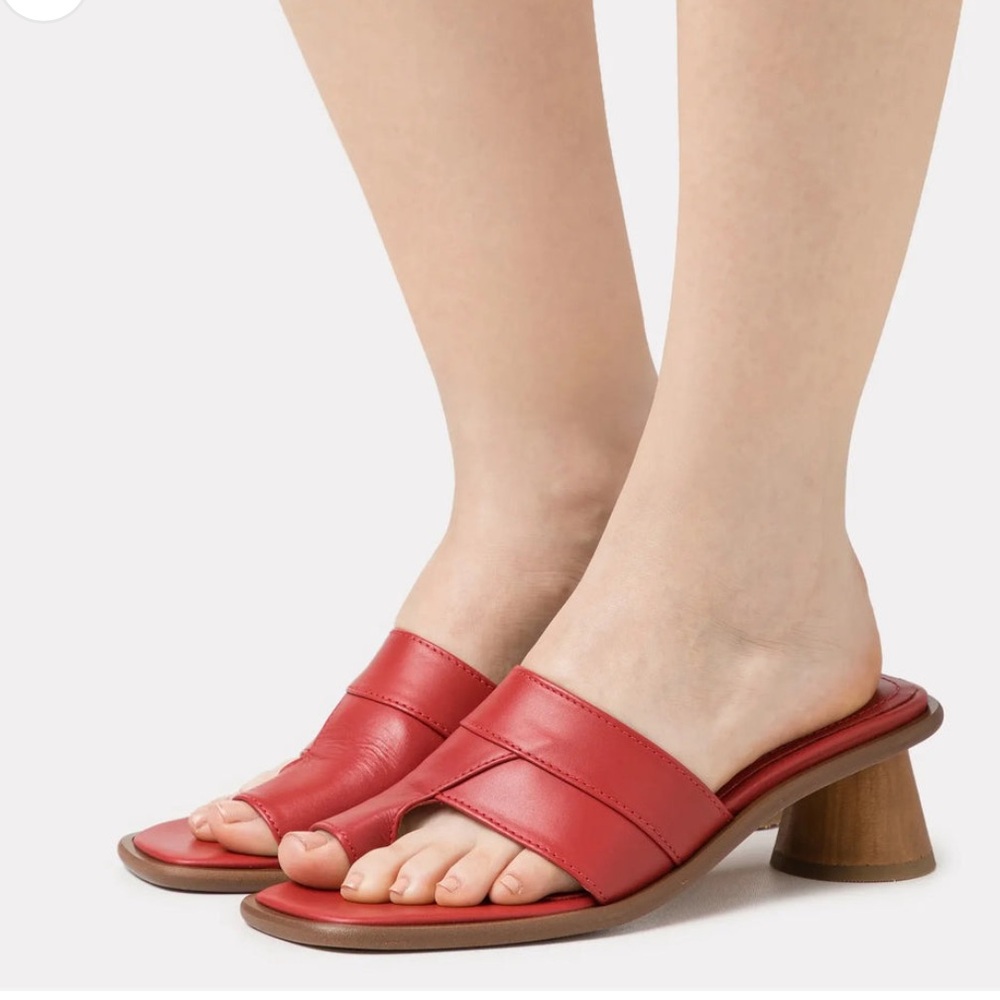 SHEKUDO
Alesandra patch mule gently used US 10
$360
Color
Red